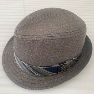 Gorin Bros est 1895 men’s hat size large plaid grey color.